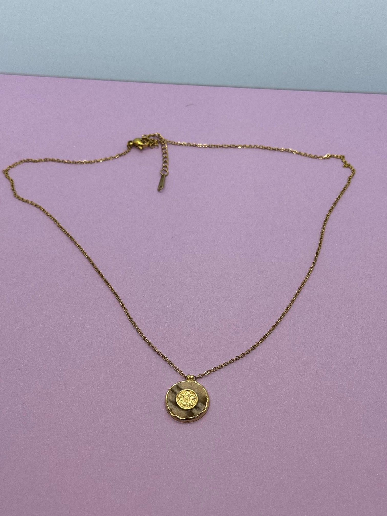 Collier avec pendentif rond