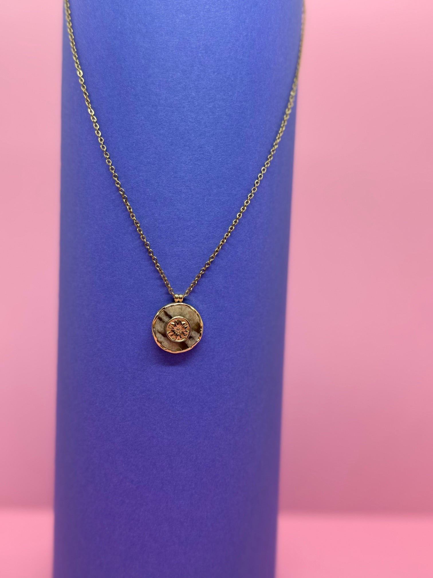 Collier avec pendentif rond