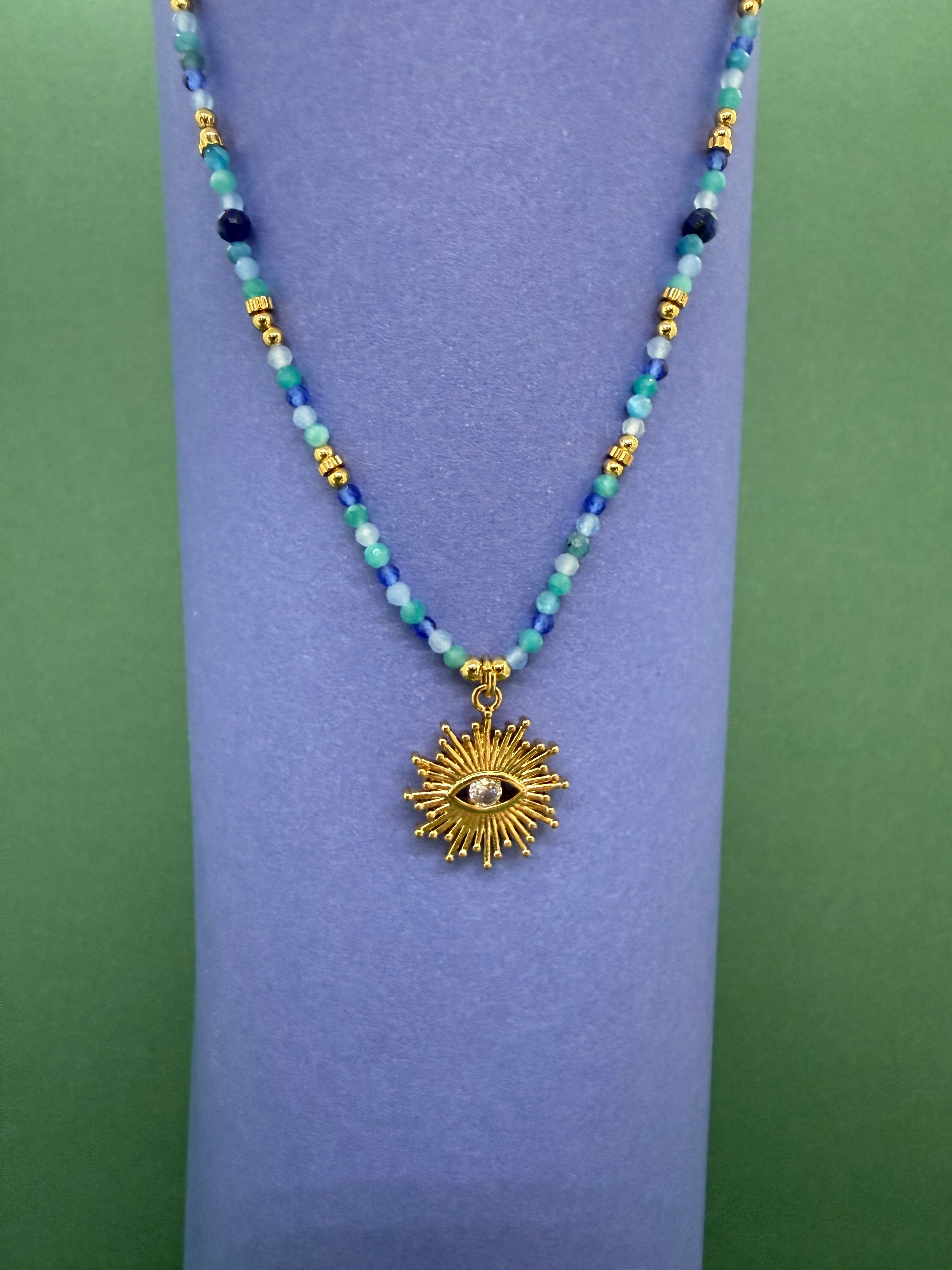 Collier fin avec pierres et pendentif