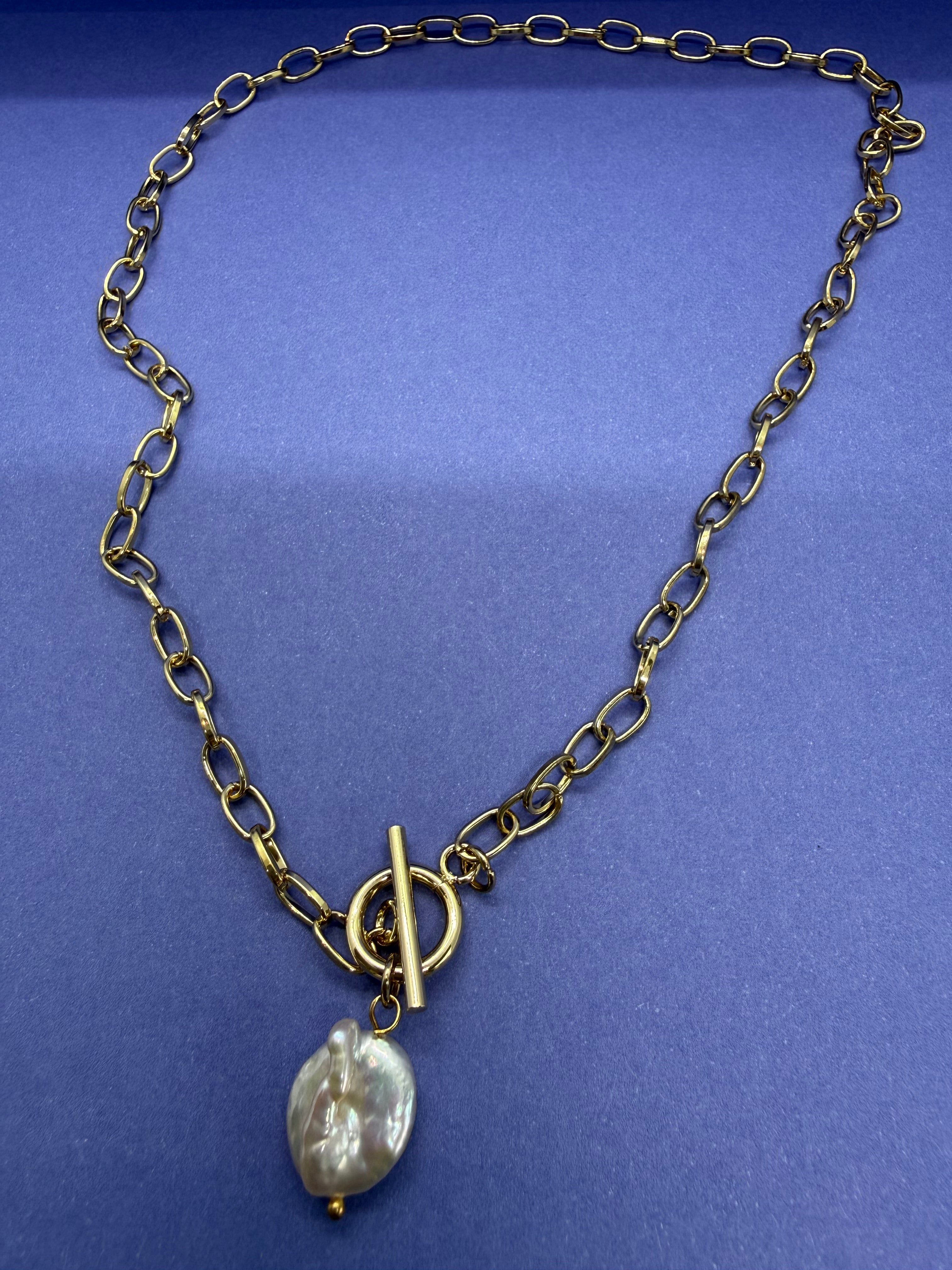 Collier avec pendentif façon nacre