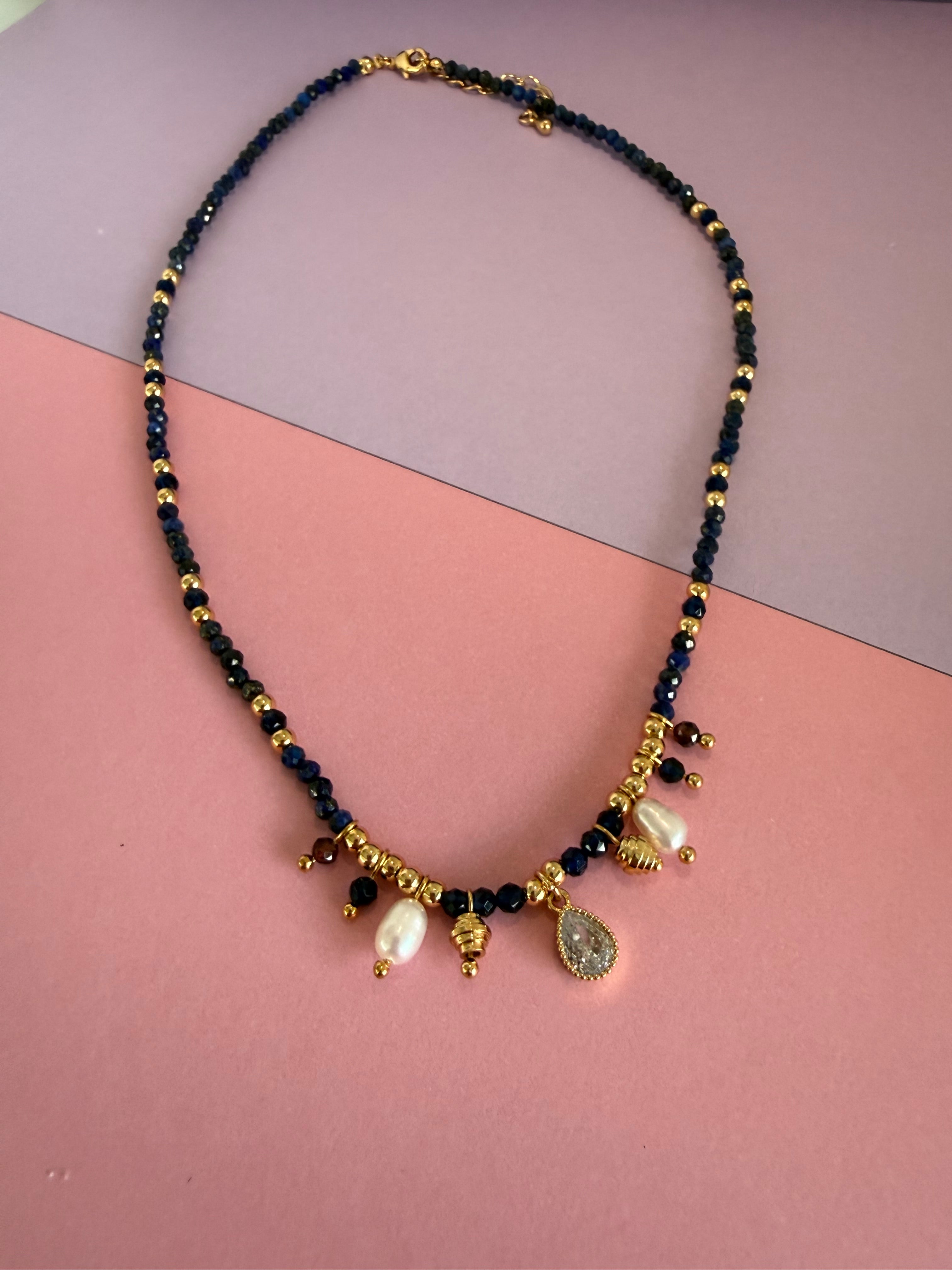 Collier fin avec pierres et pendentifs