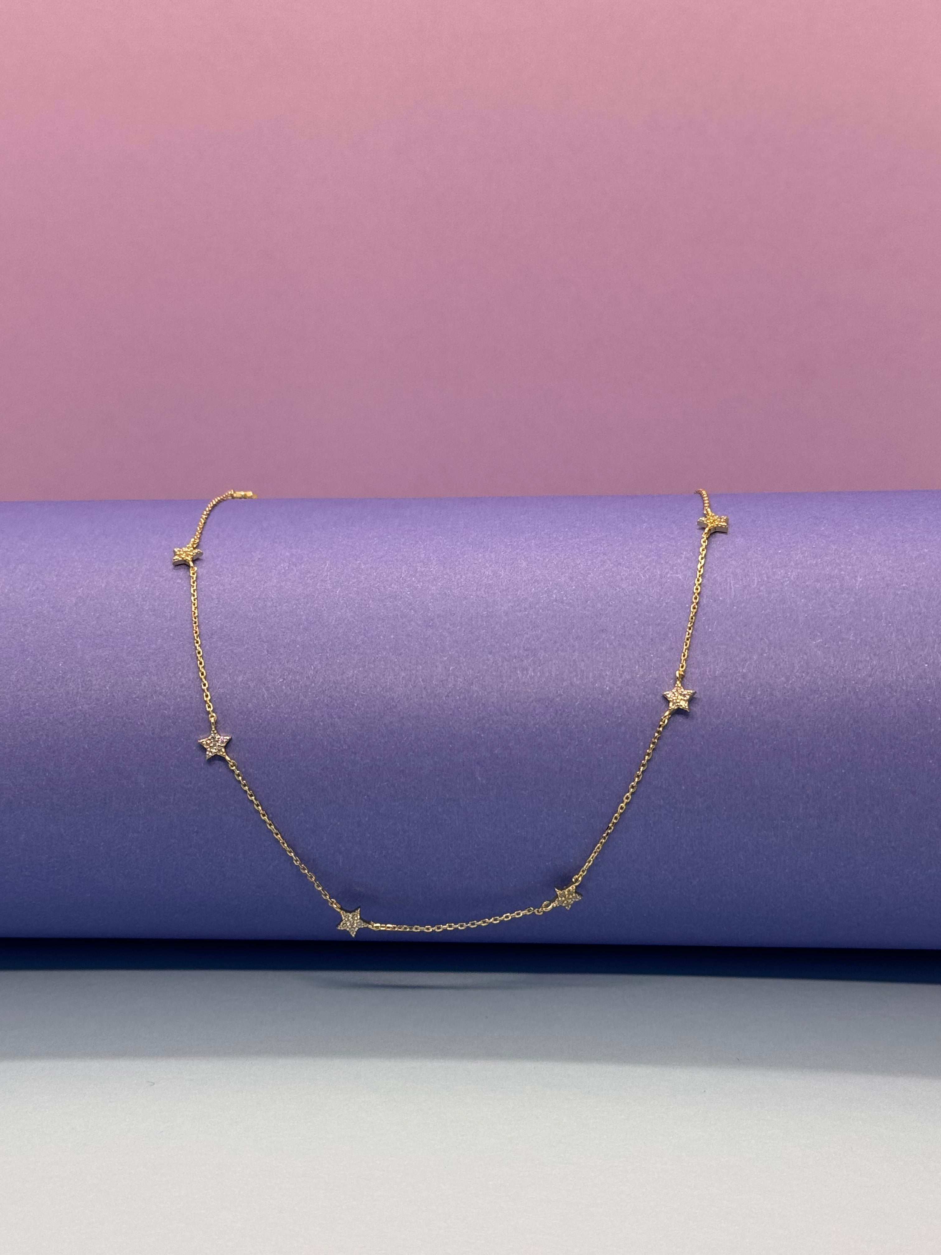 Collier fin avec étoiles brillantes