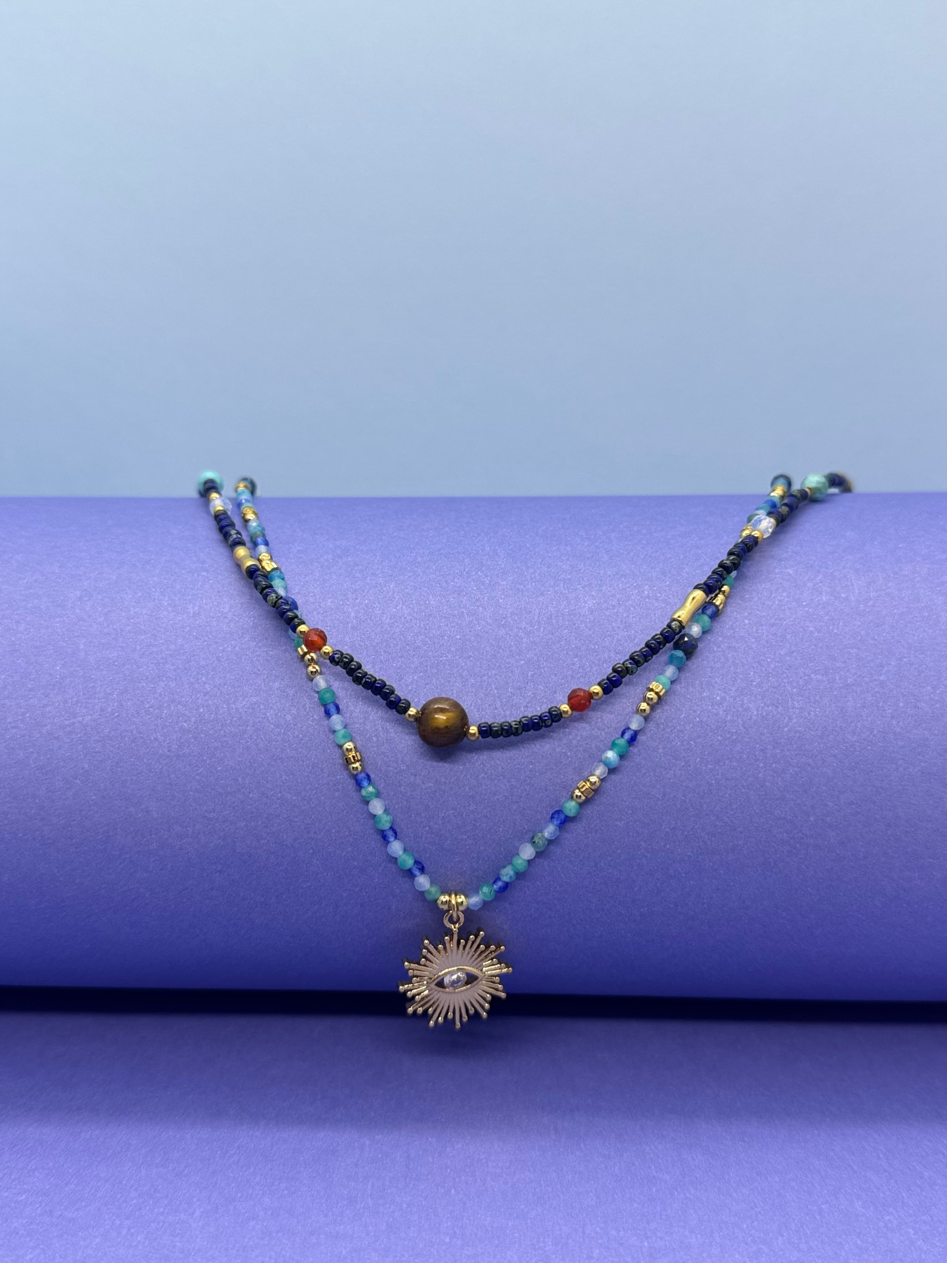 Collier fin avec pierres et pendentif